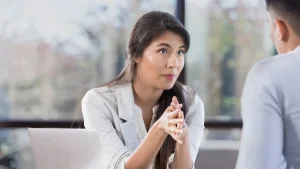 Сотрудник и руководитель за рабочим столом — иллюстрация к статье о карьерном росте и общении с начальством