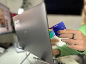 Почему у торговых центров бесплатная парковка - до двух часов, а у больниц - всего 30 минут?