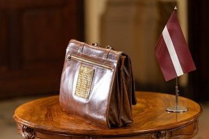 В Латвии сверхбогатые составляют 5%, а средний класс очень слабый - эксперт