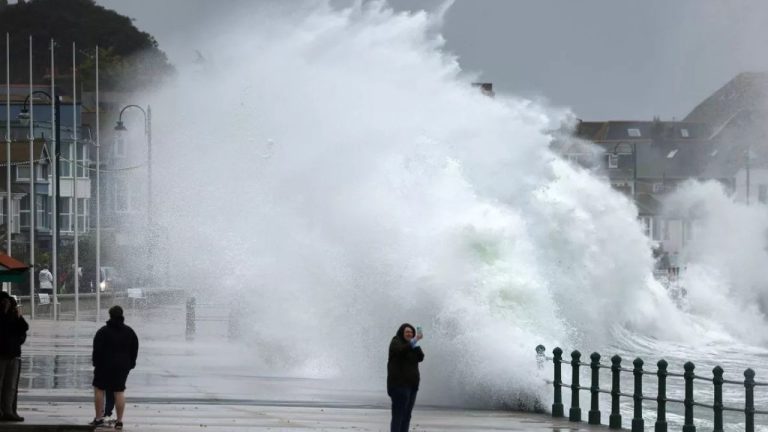 Шторм Горетти налетел на Францию и Великобританию: красная тревога, закрытые школы, транспортный коллапс