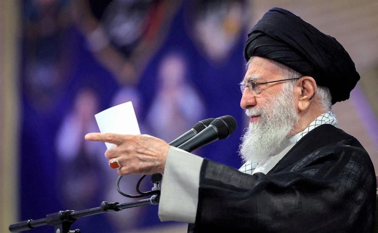 Хаменеи обвинил протестующих в работе на Трампа и пригрозил судом за связи с заграницей