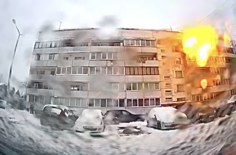 Момент мощного взрыва газа на улице Баускас попал на видеокамеры