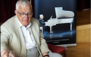 Раймонд Паулс перед юбилейным концертом в Риге — врачи запретили маэстро играть на пианино после операции на сердце