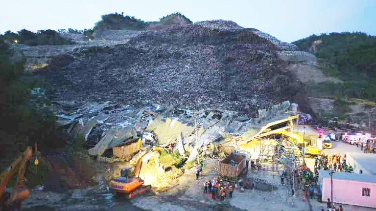 ФОТО: На Филиппинах обрушилась свалка, засыпав деревню, ведутся поиски людей