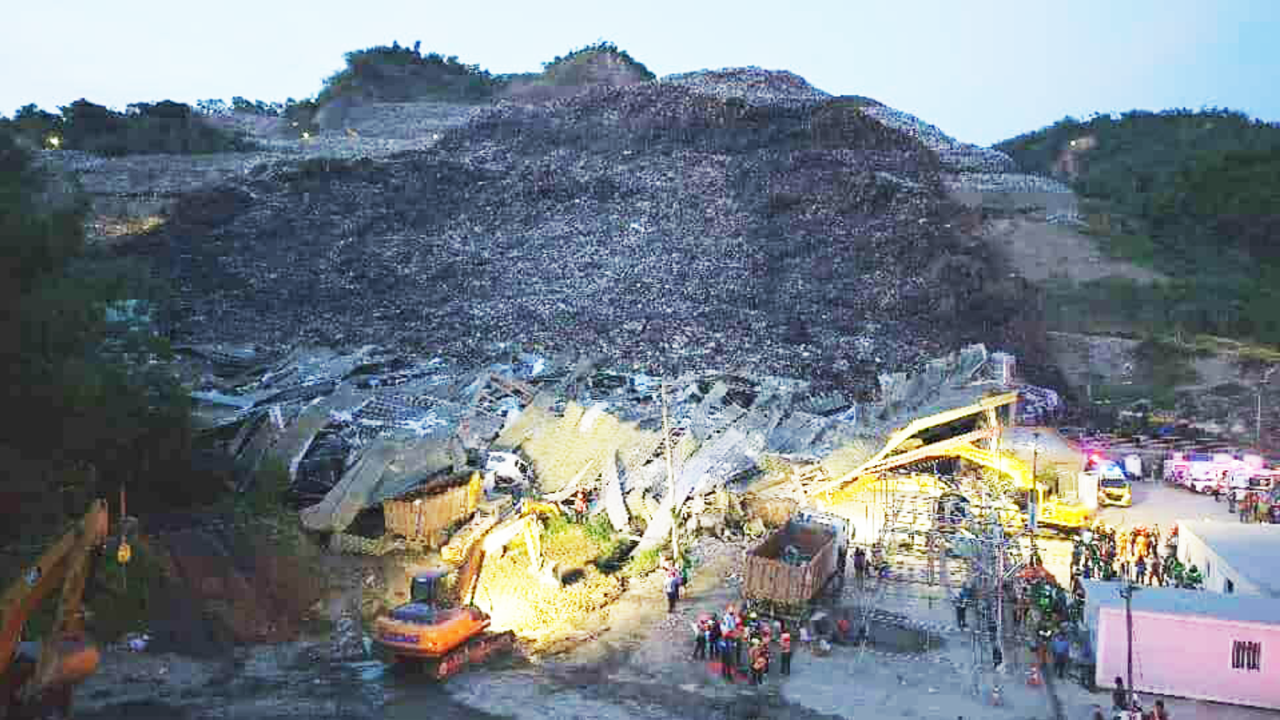 ФОТО: На Филиппинах обрушилась свалка, засыпав деревню, ведутся поиски людей