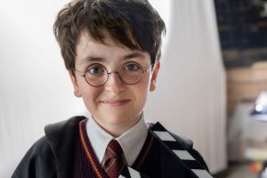 Доминик Маклафлин в роли Гарри Поттера в новом сериале HBO по книгам Джоан Роулинг, премьера ожидается в начале 2027 года.