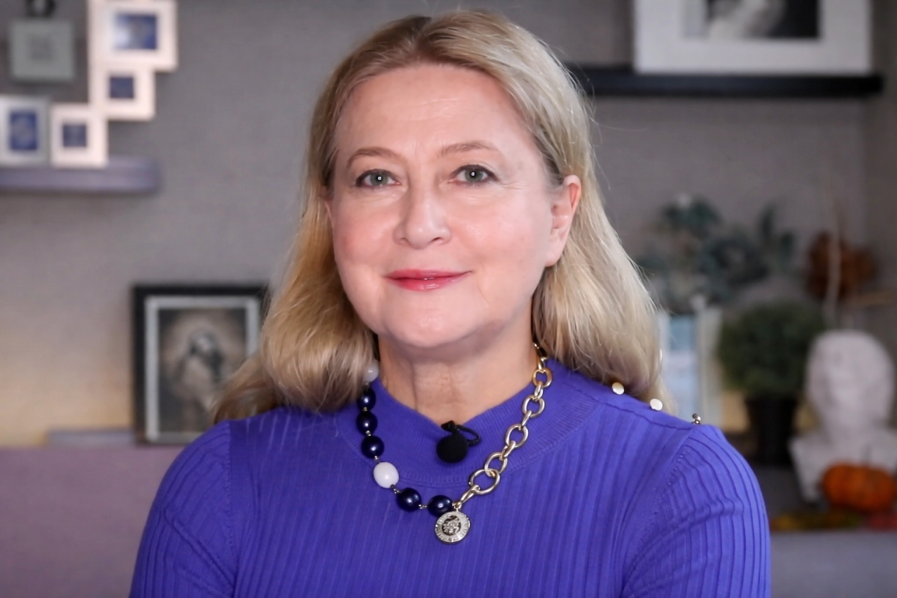 ВИДЕО: в Межциемсе загорелся уличный фонарь, пожарные не смогли подъехать из-за припаркованных машин