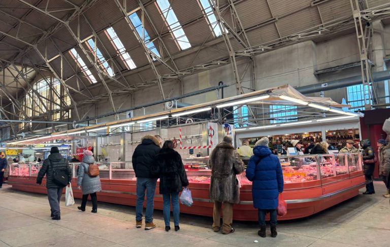 Сейм Латвии планирует обязать бизнес общаться с клиентами только на латышском языке