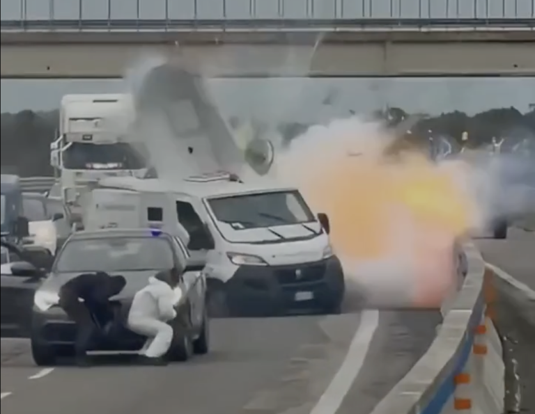 Бойня на трассе: в Италии банда с автоматами взорвала инкассаторский броневик