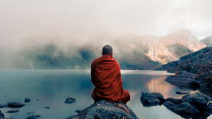 Тибетский монах у реки на фоне гор — иллюстрация к тибетскому гороскопу на период 2026–2036 годов
