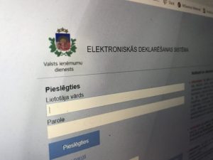 Скользкие дороги и ограничения скорости: где в Латвии сегодня затруднено движение