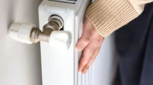 Очистка радиатора феном для повышения эффективности отопления зимой и экономии энергии.