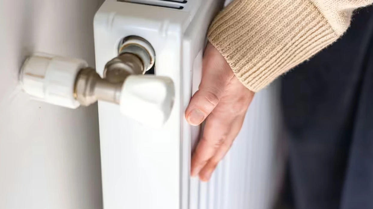 Очистка радиатора феном для повышения эффективности отопления зимой и экономии энергии.