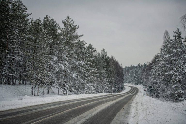 Авария на Рижской окружной дороге: столкнулись три автомобиля, движение ограничено