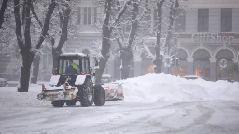 Снег с улиц и тротуаров обещают убирать в течение всего дня