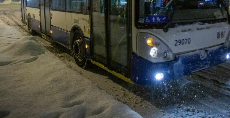 Латвия в «снежной ловушке»: пробки в Риге, 246 ДТП, сложные дорожные условия по всей стране