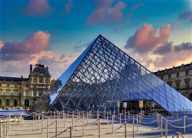 И снова чрезвычайная ситуация в музее Лувр: закрыты несколько экспозиционных залов