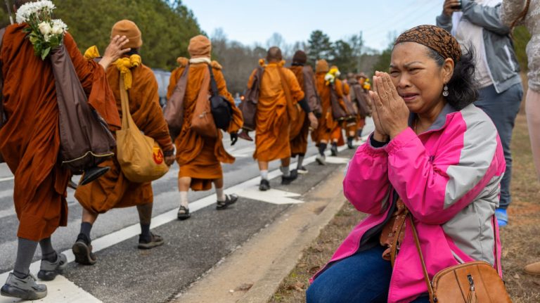 «Марш мира»: буддийские монахи за 108 дней прошли 3700 км от Техаса до Вашингтона