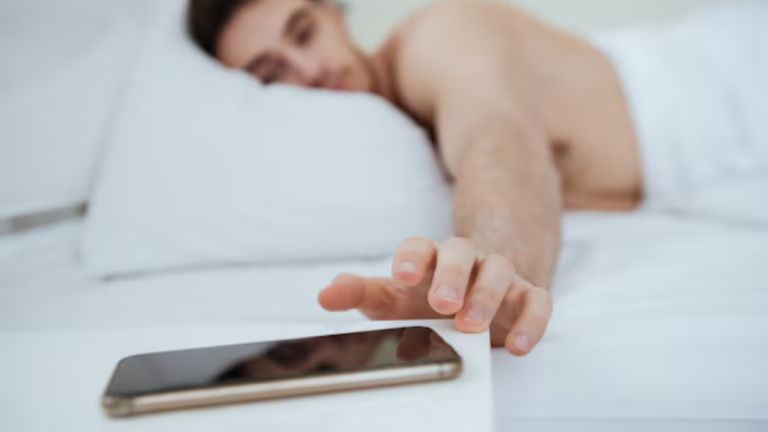 «Конец света?» Жители Латвии проснулись от тревожной SMS - соцсети взорвались реакцией