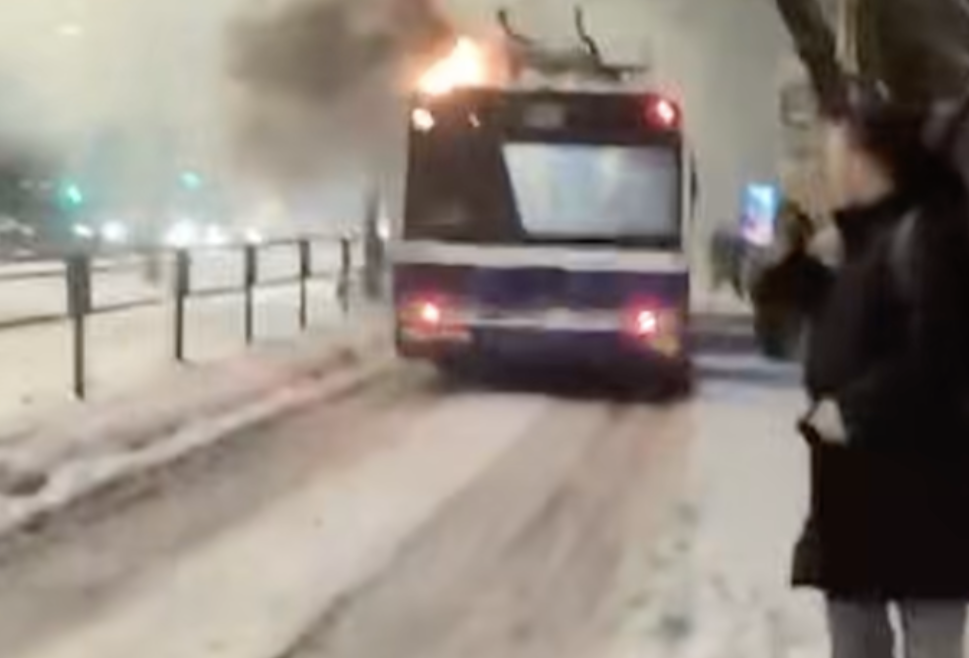 Дым и пламя в моторном отсеке: на улице Бривибас вспыхнул пассажирский троллейбус