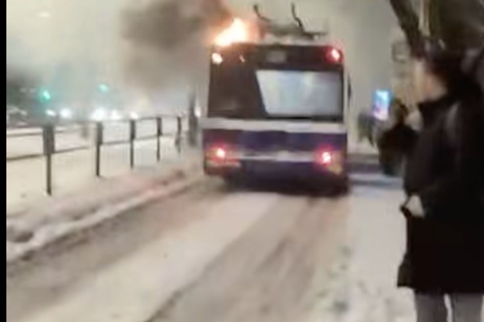 Дым и пламя в моторном отсеке: на улице Бривибас вспыхнул пассажирский троллейбус