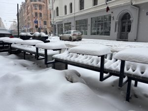 Снег с улиц и тротуаров обещают убирать в течение всего дня