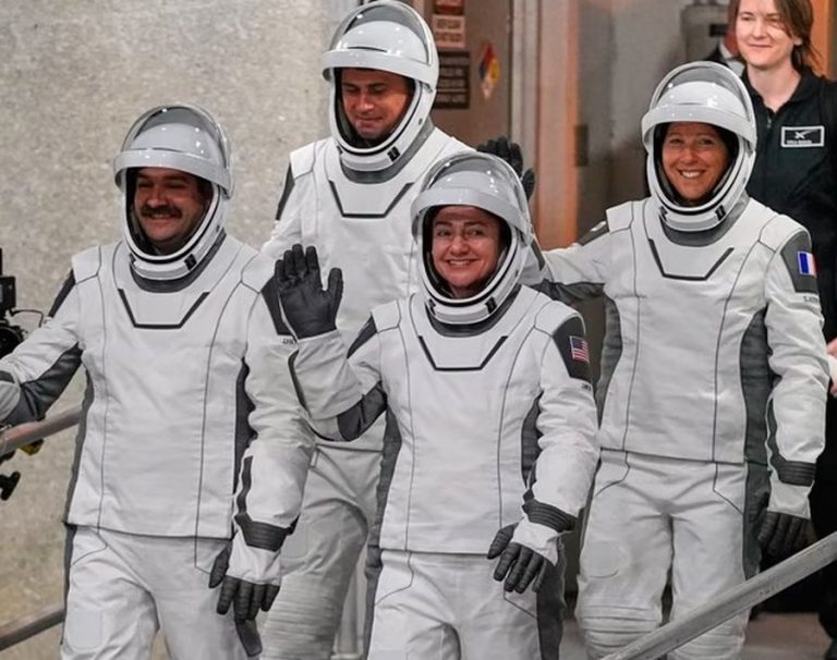 Четыре новых астронавта прибыли на Международную космическую станцию ​​на ракете SpaceX.