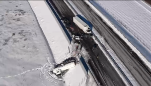 Масштабы аварии на Кекавской объездной дороге сняты с дрона после столкновения восьми автомобилей