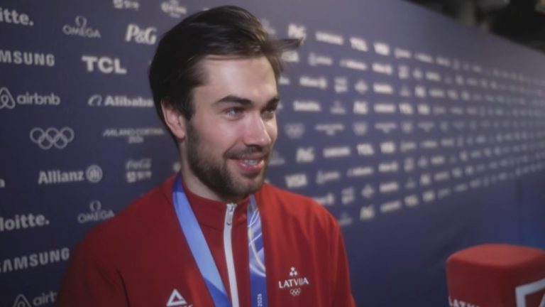 Роберт Крузберг завоевал бронзовую медаль в шорт-треке на дистанции 1500 метров на зимних Олимпийских играх-2026 в Милане после столкновения в полуфинале