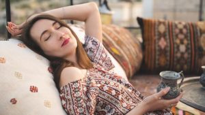 Традиционный уход за кожей по-турецки с использованием розовой воды, оливкового масла и натуральных йогуртовых масок для сияния кожи