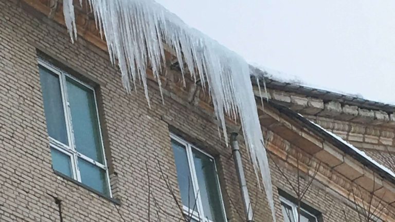 Владельцев зданий призывают очищать крыши от снега и не создавать ненужных заграждений на тротуарах