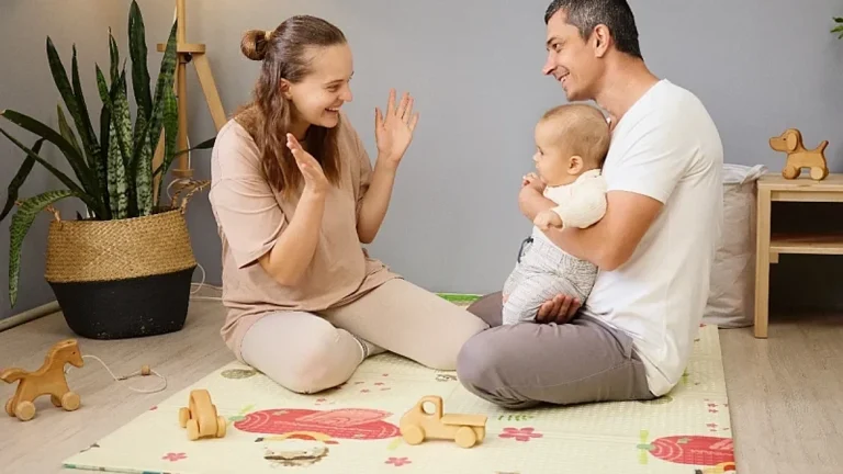 Почему родителям важно петь детям: учёные объяснили, как колыбельные ускоряют развитие речи у малышей