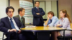 Коллеги работают вместе в офисе за компьютерами — иллюстрация к статье о знаках Зодиака, с которыми труднее всего сотрудничать на работе