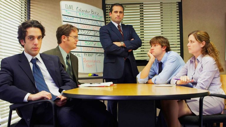 Коллеги работают вместе в офисе за компьютерами — иллюстрация к статье о знаках Зодиака, с которыми труднее всего сотрудничать на работе