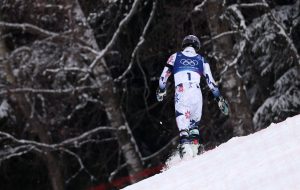 Мощные заторы и непредсказуемый ветер: как старый ледокол спасает торговый флот в море