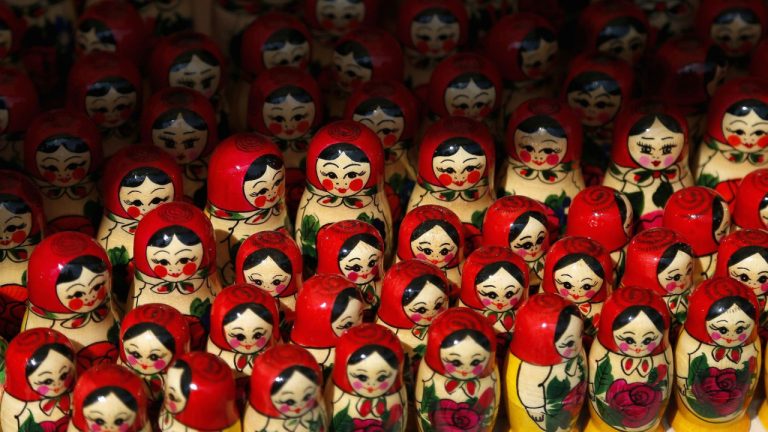 Гражданин Эстонии попытался перевезти через границу 170 матрешек - возбуждено уголовное дело