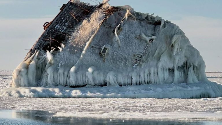Запрещено подходить по льду к затонувшему судну в Мангальсале: можно провалиться под лед