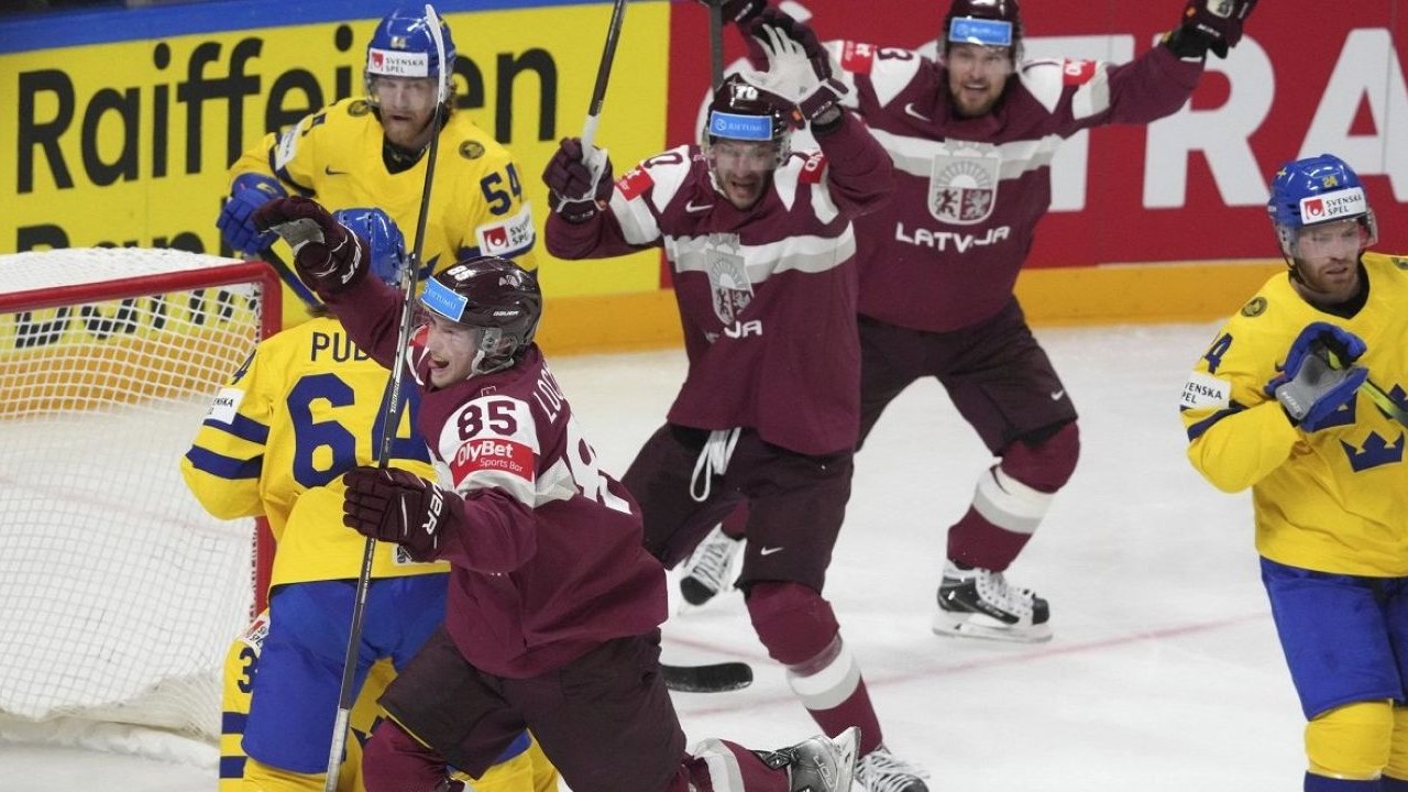 Во вторник латвийские хоккеисты сразятся со шведами за место в четвертьфинале