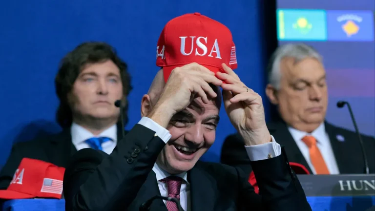 Глава FIFA Инфантино на первом заседании Совета мира надел красную бейсболку с крупной надписью «США»