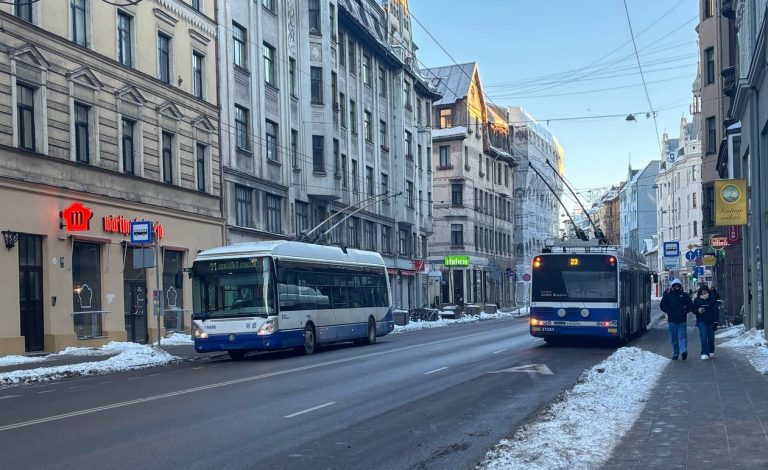 Грязные автобусы Риги вызвали жаркие споры между пешеходами и водителями в социальных сетях
