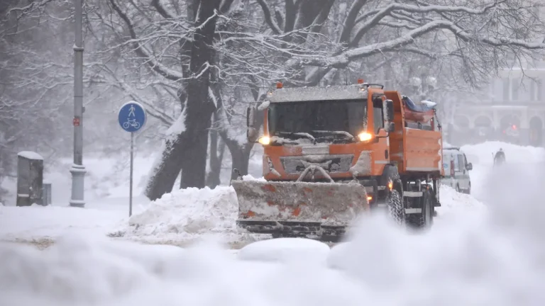 Как работают в Риге службы по уборке снега: мнение специалистов