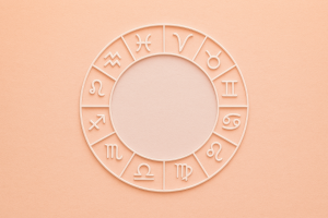 зодиакальный круг с символами всех 12 знаков зодиака на светлом фоне, гороскоп на 21 февраля 2026 года, суббота