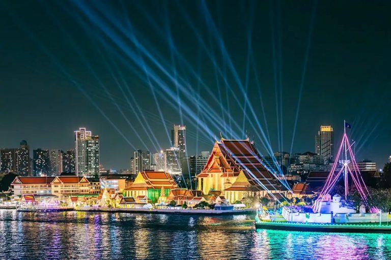 На новогодней ярмарке в Бангкоке полицейские переоделись в костюмы львов и поймали вора