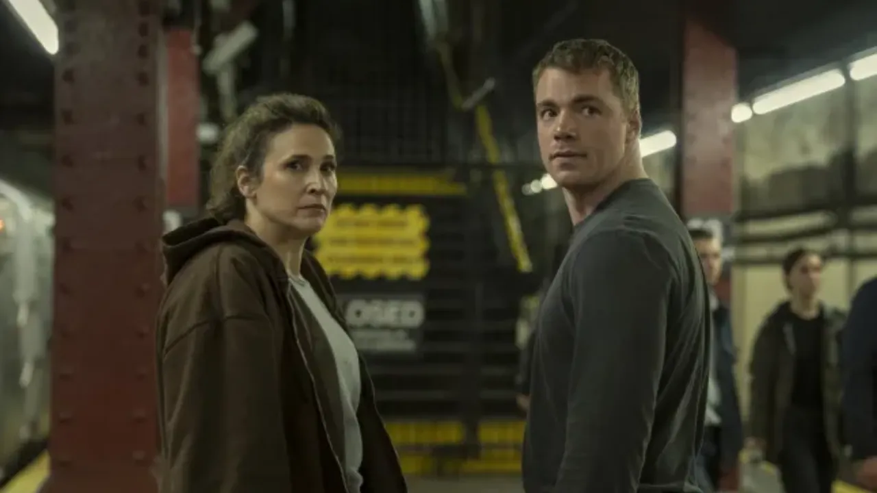 Агент Питер Сазерленд в напряжённой сцене расследования в третьем сезоне шпионского триллера The Night Agent на Netflix