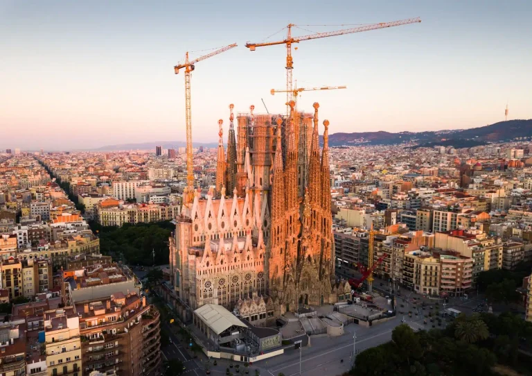 Стройка длиной почти 150 лет: собор Саграда Фамилия достиг рекордных 172,5 метра