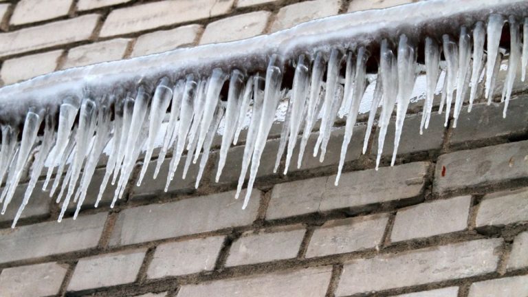 Осторожно, сосульки! Рижская мэрия предупреждает о риске падения снега и льда с крыш