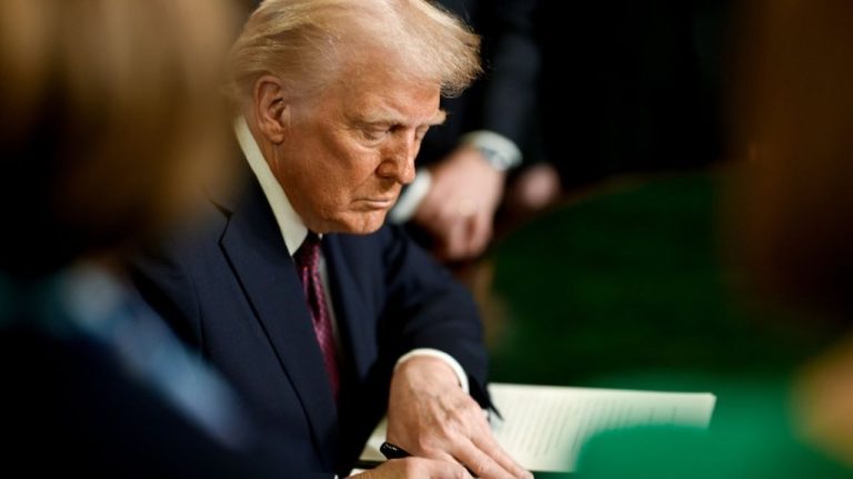 Президент США подписал указ о 10%-х тарифах для всех стран