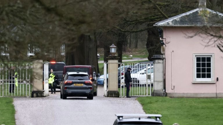 Полиция четвертый день обыскивает бывшую резиденцию экс-принца Эндрю в Виндзоре