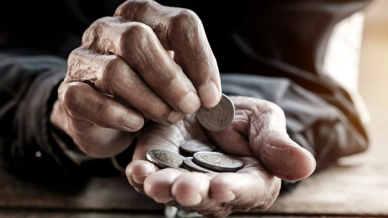 Средняя пенсия растёт, но тысячи латвийцев живут на 100 евро в месяц