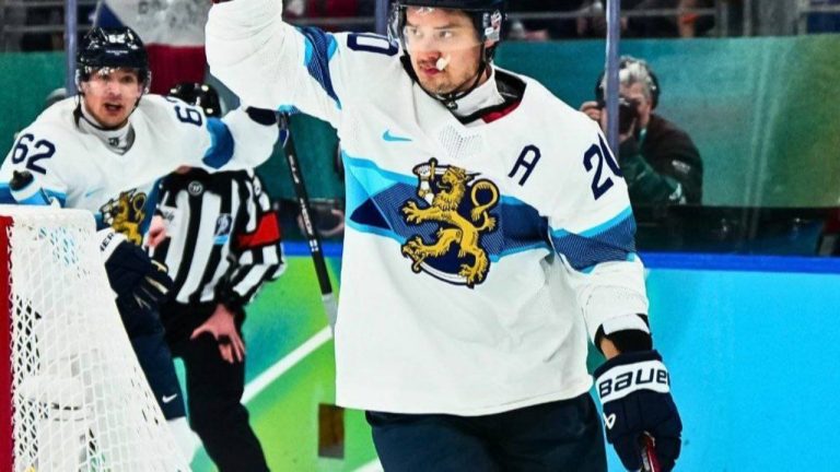 Игроки сборной Финляндии празднуют заброшенную шайбу в матче против Словакии за бронзовые медали хоккейного турнира на Олимпийских играх-2026 в Милане-Кортине